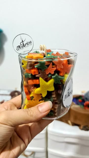 شمع شات پاییزی با برگهای رنگی مناسب مراقبه